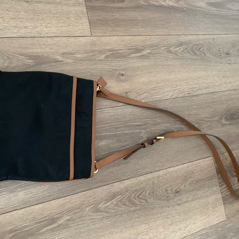 Michael Kors Vinyl Tan Messenger Crossbody Bag Purse W/Leather Adjustable Strap - Picture 7 of 11